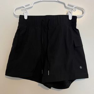 Athletic cargo shorts